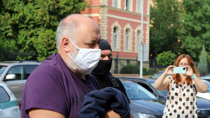 Ľudia sa zhromažďujú na uctenie pamiatky maltskej investigatívnej novinárky Daphne Caruanovej Galiziovej.