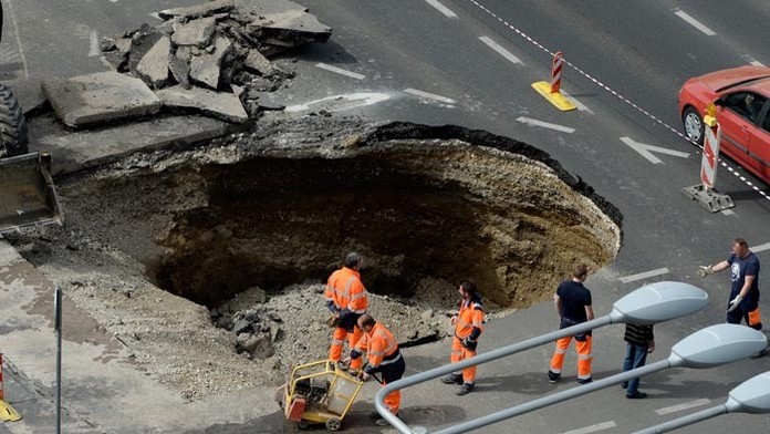 V chorvátskom Záhrebe sa prepadla zem.