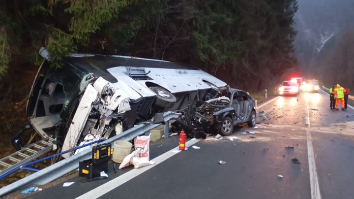 Autobus sa po kolízii s osobným autom pri nehode na Orave prevrátil.