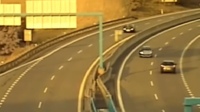 VIDEO: Jazda v protismere a smrť v očiach. Žena si na R1 pomaly razila cestu k výjazdu