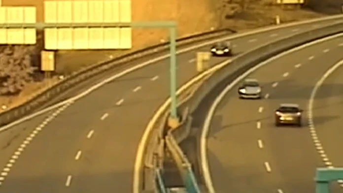 VIDEO: Jazda v protismere a smrť v očiach. Žena si na R1 pomaly razila cestu k výjazdu