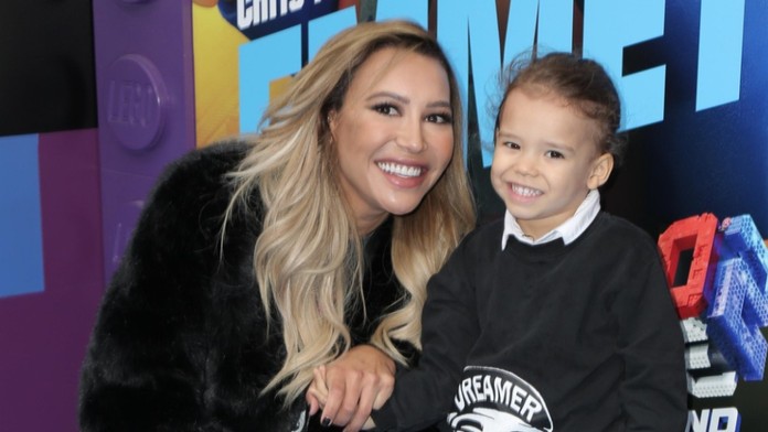 Dobrovoľník dostáva vakcínu proti koronavírusu.