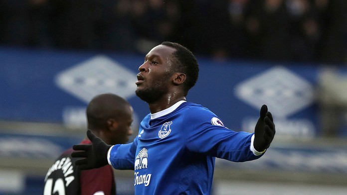 Hráč Evertonu Romelu Lukaku oslavuje svoj úvodný gól.