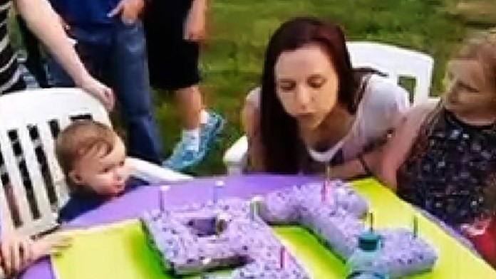 Jacinda Cambrai sfukuje sviečky na torte.
