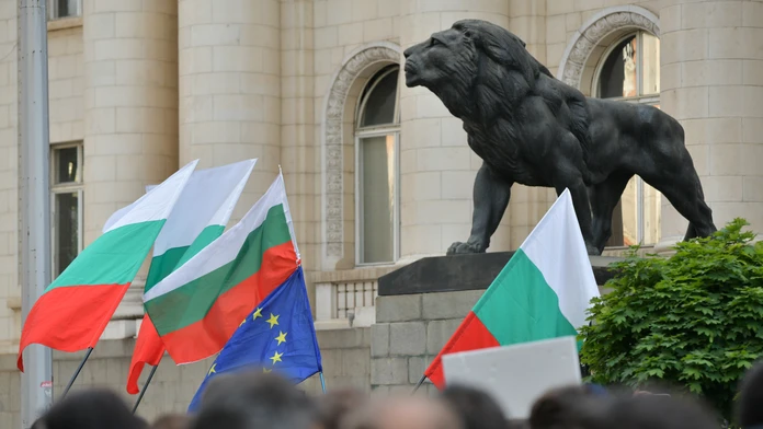 Vlajky Bulharska a Európskej únie v centre Sofie