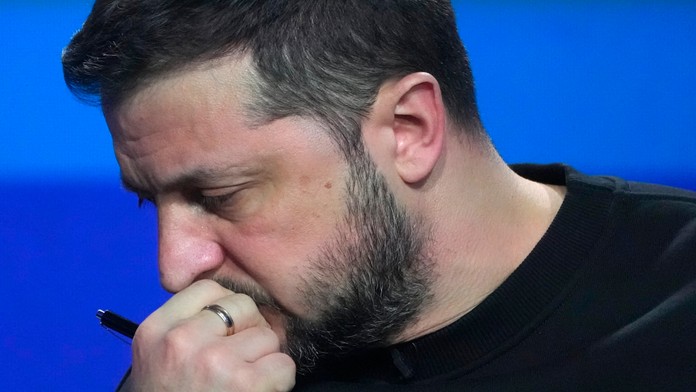 Ukrajinský prezident Volodymyr Zelenskyj reaguje počas jeho koncoročnej tlačovej konferencie v Kyjeve.