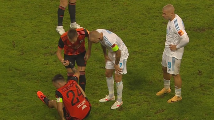 VIDEO: Oprávnená kritika? Weiss predviedol diskutabilný zákrok, za ten istý však bol súper vylúčený