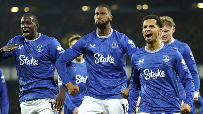 Tri červené karty a vyrovnanie v 98. minúte. Šialené derby o Liverpool bolo v Goodison Parku posledné