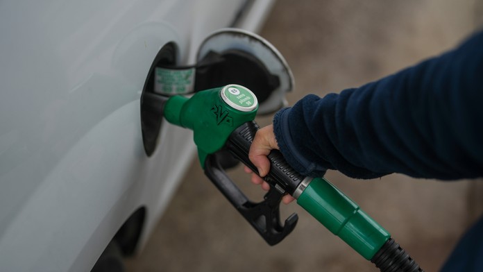 Zákazník tankuje na čerpacej stanici vo francúzskej obci Vulaines-sur-Seine.