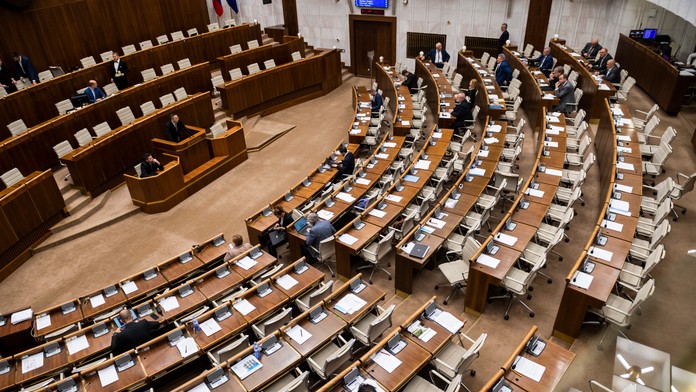 Matovičov balík pomoci rodinám prešiel do druhého čítania aj vďaka hlasom kotlebovcov a kuffovcov