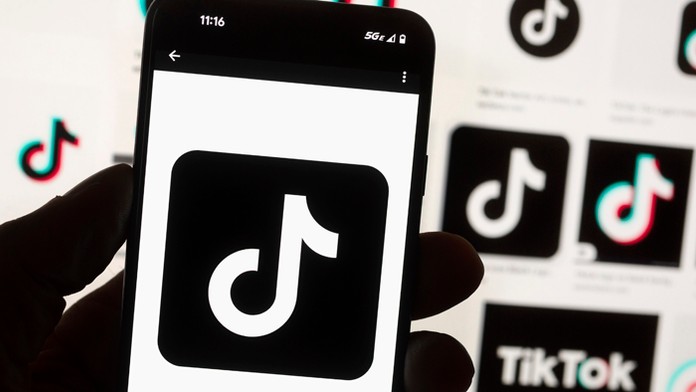 Logo sociálnej siete TikTok na telefóne. 