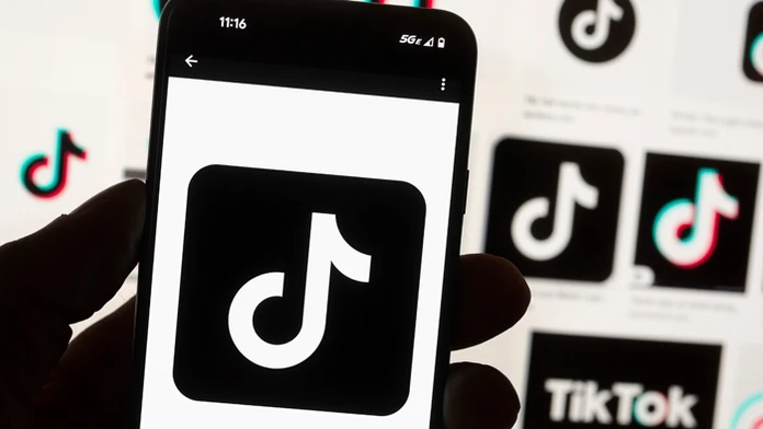 Logo sociálnej siete TikTok na telefóne. 
