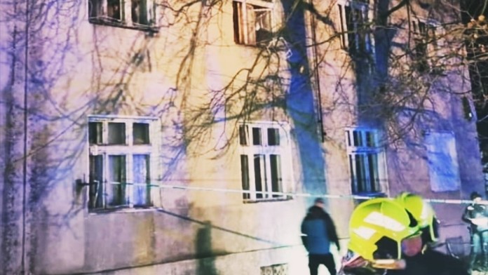 Alkohol, marihuana aj pervitín. Polícia už tuší, prečo našla vo Fiľakove pod balkónmi mladý pár