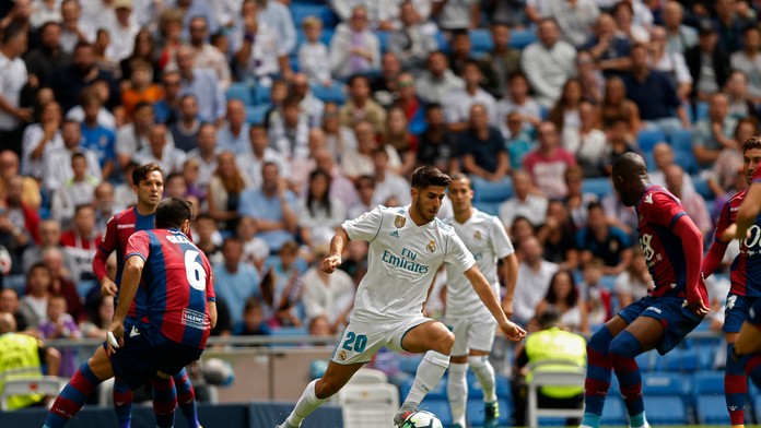 Marco Asencio z Realu Madrid medzi hráčmi Levante.