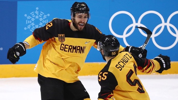 Matthias Plachta a Feliz Schutz sa radujú po góle do kanadskej siete.