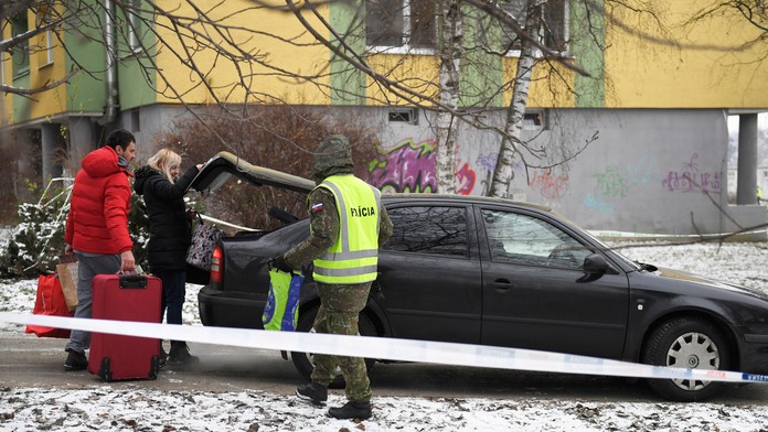 Pri pátraní po nezvestnej osobe na 12. poschodí pomáhala Horská záchranná služba so psami.