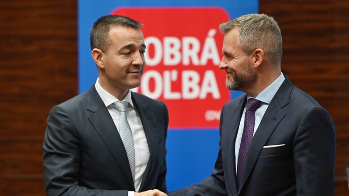 Peter Pellegrini a Tomáš Drucker si podávajú ruky