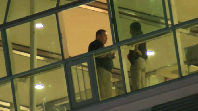 Chýbajúca sklenená výplň v stene, cez ktorú prepadlo dievčatko.