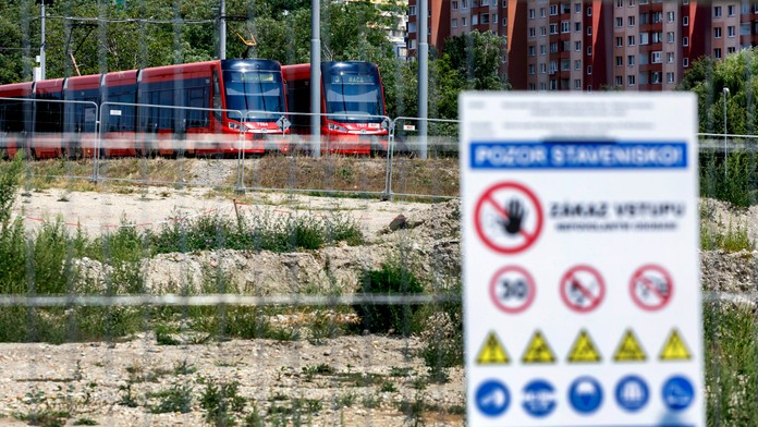 Stavebné práce na výstavbe električkovej trate v bratislavskej Petržalke v úseku od Jungmannovej po Janíkov dvor