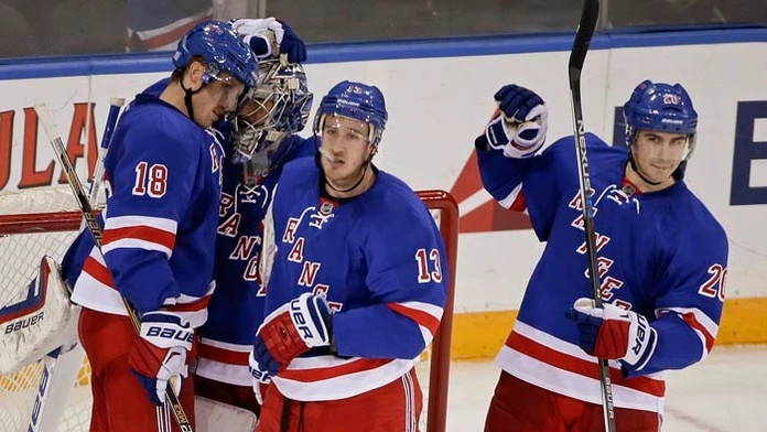 Hokejisti New Yorku Rangers zvíťazili v noci na stredu na domácom ľade nad Carolinou Hurricanes.