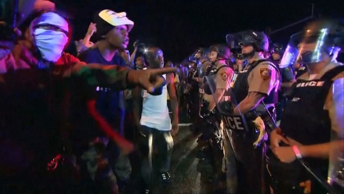 Rok po smrti tínedžera sa vo Fergusone opäť strieľalo