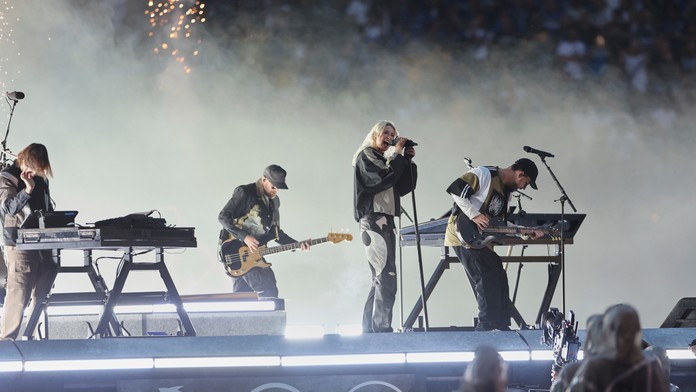 Členovia skupiny Linkin Park vystupujú pred finále Ligy majstrov.