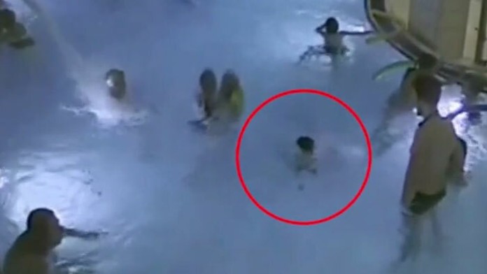 Chlapec (5) sa topí a nikto si to nevšíma