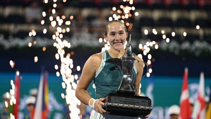 Viaceré súperky proti nej odmietli hrať, kvôli podpore Putina. Všetky prémie z turnajov idú otcovi