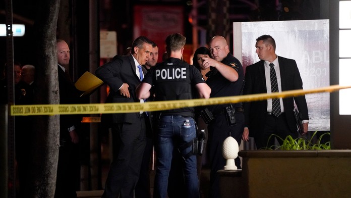 Policajti na mieste streľby v kalifornskom Orange.