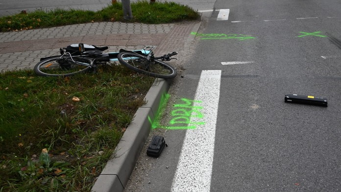 V Radoli zrazilo nákladné auto cyklistku