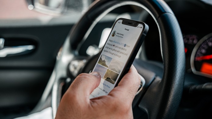 Dostala pokutu za mobil za volantom. „Bola to vyprážaná cuketa,“ bráni sa