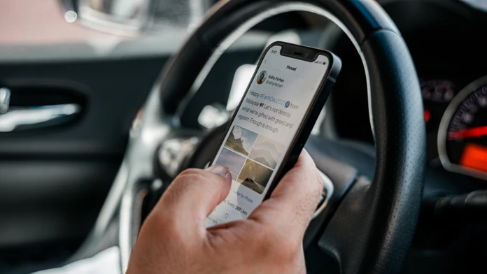 Dostala pokutu za mobil za volantom. „Bola to vyprážaná cuketa,“ bráni sa
