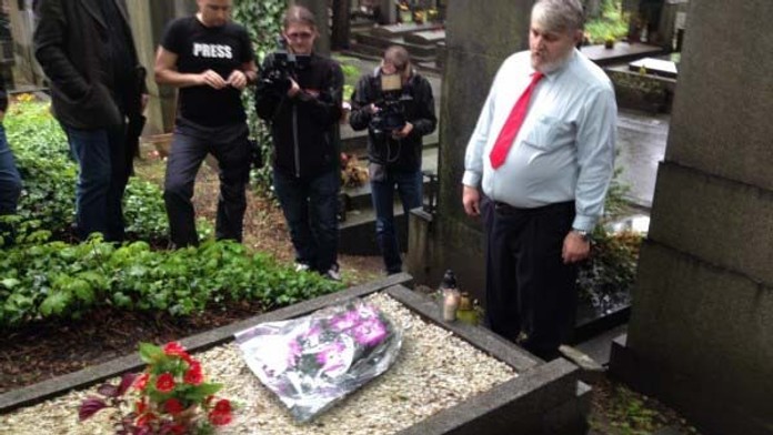 Jonák pri hrobe manželky