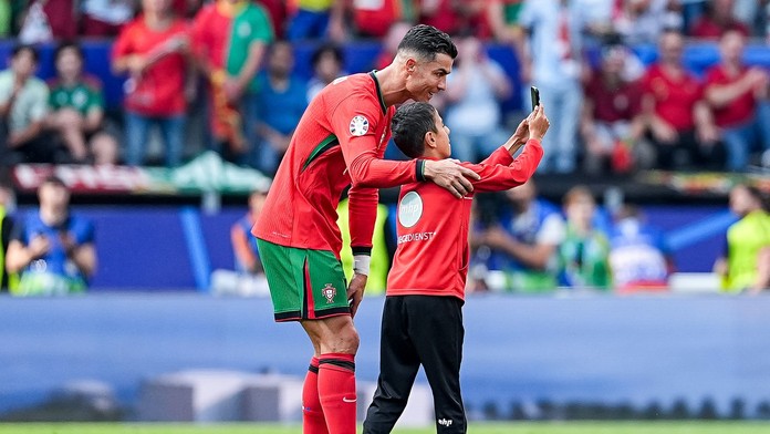 VIDEO: Selfie s Ronaldom skúšali na trávniku až piati. Usporiadateľ namiesto výtržníka „zostrelil“ Portugalčana