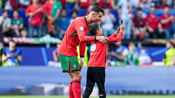 VIDEO: Selfie s Ronaldom skúšali na trávniku až piati. Usporiadateľ namiesto výtržníka „zostrelil“ Portugalčana