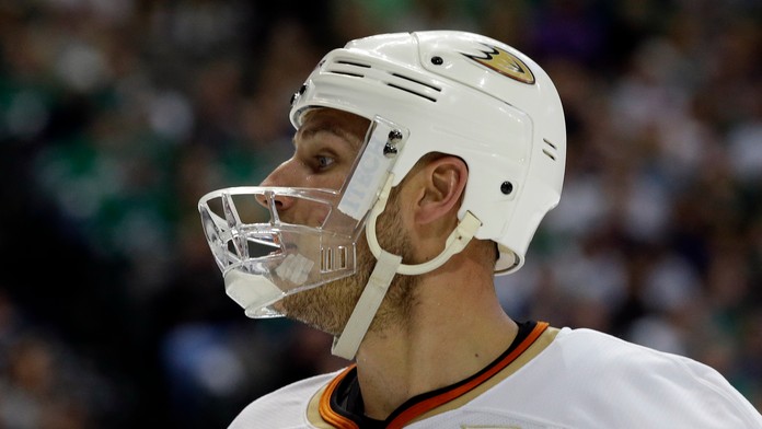 Hokejista Anaheimu Ryan Getzlaf s ochrannou maskou na tvári.