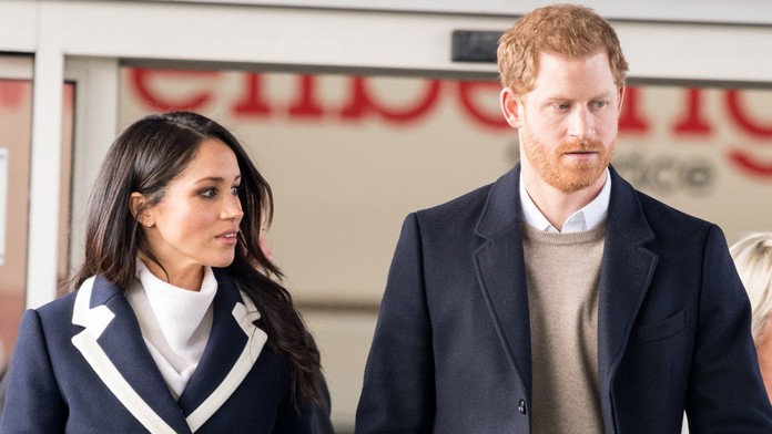 Zdravotný personál kontroluje telesnú teplotu cestujúcich, ktorí prileteli na bratislavské letisko. 