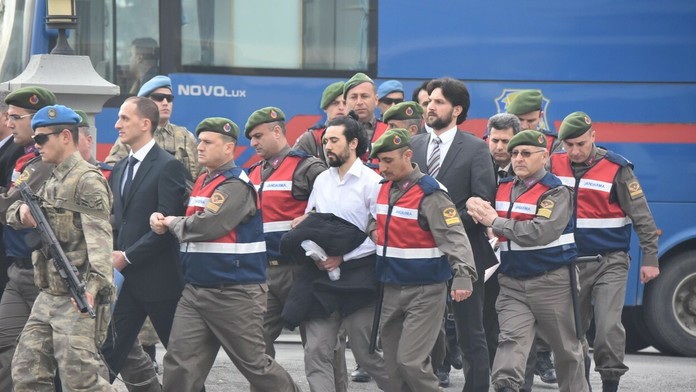 Začal sa proces s pučistami obvinenými z pokusu o vraždu Erdogana 