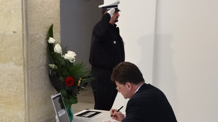 Šéf diplomacie Miroslav Lajčák si uctil obete kondolenciou na francúzskej ambasáde.