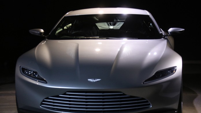Aston Martin DB10, ktorý dnes predstavili v Londýne, bude súčasťou 24. pokračovania akčnej série James Bond pod názvom Spectre 4