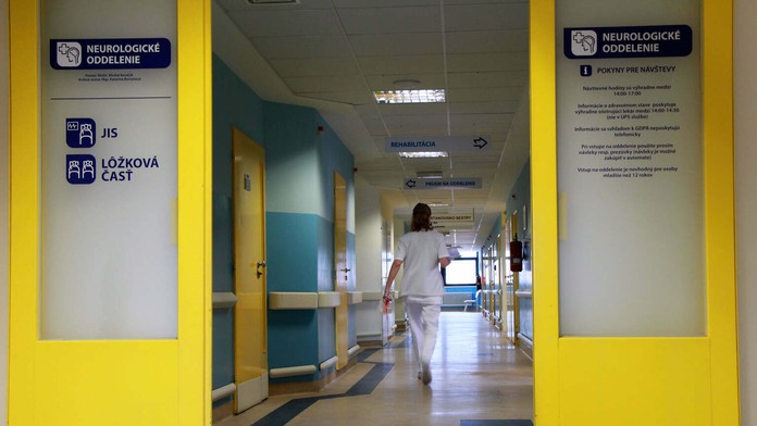 Na snímke chodba v Liptovskej nemocnici s poliklinikou MUDr. Ivana Stodolu.