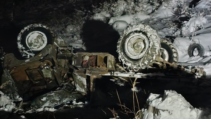 Tragické ráno na Orave. Nákladné auto sa v ťažkom teréne prevrátilo, o život prišli dvaja muži