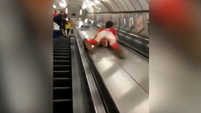 VIDEO: Opitý Brit sa rozhodol šmýkať po eskalátore. Narazený rozkrok bol iba začiatok