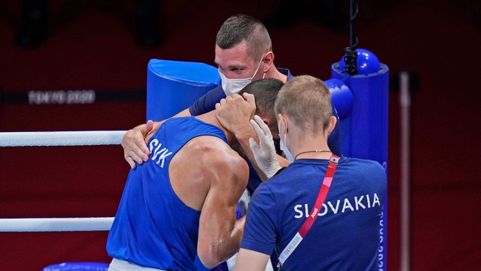Andrej Csemez s trénerom Tomi Kid Kovácsom počas osemfinálne na OH v Tokiu.