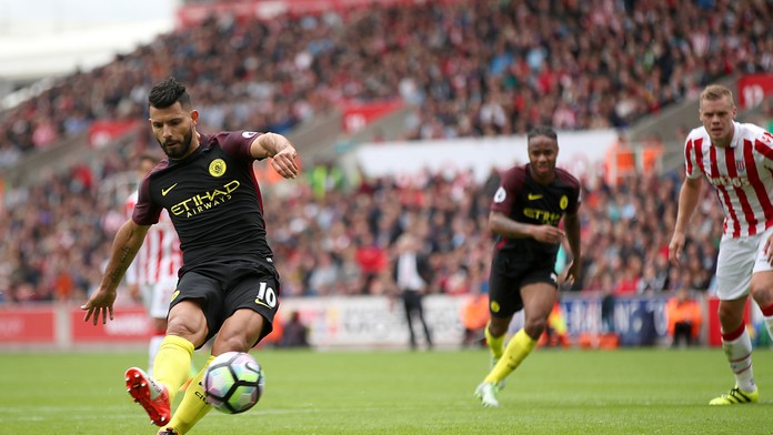 Sergio Agüero strelil svoj druhý gól do siete Stoke City z pokutového kopu.