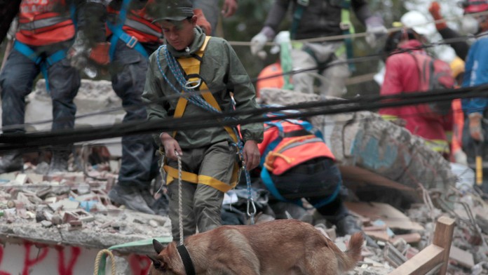 Záchranári v Mexiku.