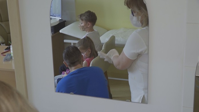 Pred nástupom do školy čaká ukrajinské deti zdravotná prehliadka. Štát im zabezpečí aj povinné očkovanie