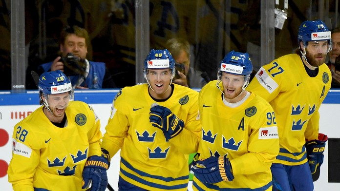 Viktor Rask (druhý zľava) strelil prvý z ôsmich švédskych gólov do siete Talianska.