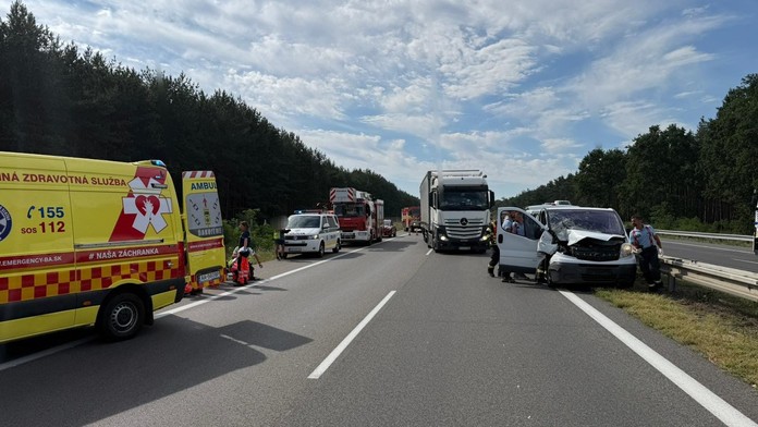 Vážna dopravná nehoda na diaľnici D2. Zasahoval vrtuľník