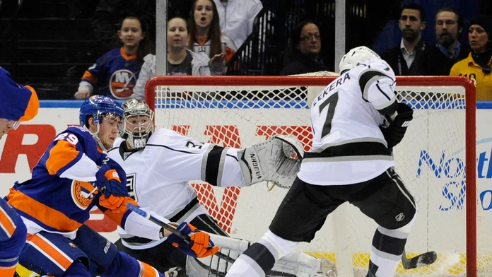Brankár Los Angeles Jonathan Quick a obranca Andrej Sekera (7) v akcii proti Brockovi Nelsonovi
